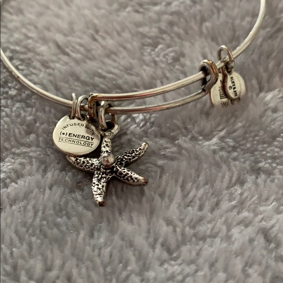 Starfish Bangle - Picture 3 of 3